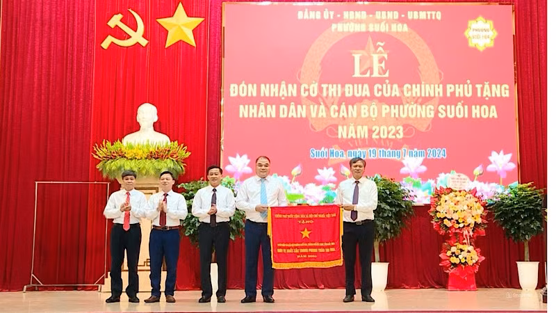 Đảng bộ, chính quyền và nhân dân phường Suối Hoa vinh dự đón nhận Cờ Thi đua của Chính phủ.