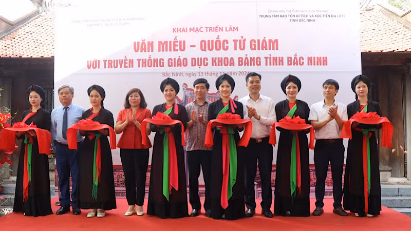 Các đại biểu cắt băng khai mạc Triển lãm “Văn Miếu-Quốc Tử Giám với truyền thống giáo dục khoa bảng tỉnh Bắc Ninh”.