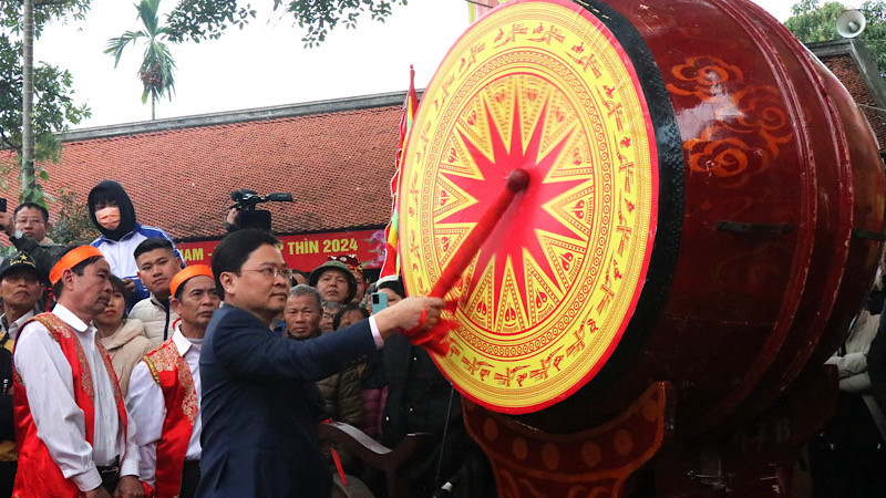 Đồng chí Bí thư Tỉnh ủy Bắc Ninh đánh trống khai hội.