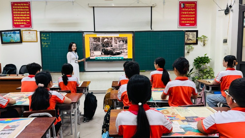 Trình chiếu phụ san đặc biệt của Báo Nhân Dân trong giờ sinh hoạt ngoại khóa tại Trường tiểu học Suối Hoa, thành phố Bắc Ninh.