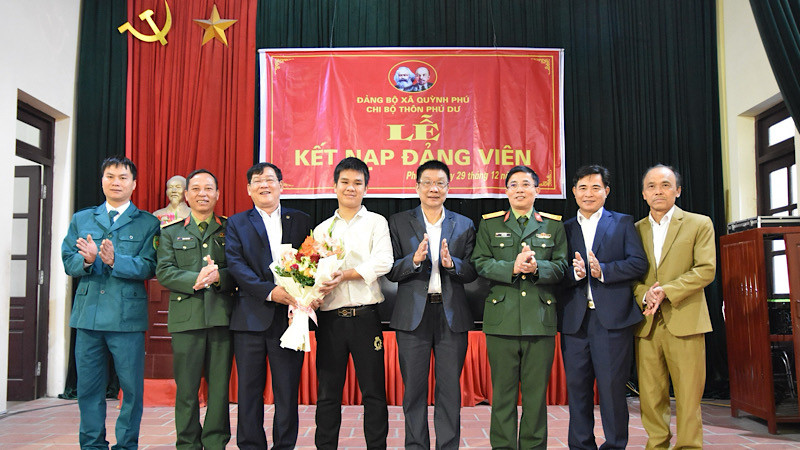 Chi bộ thôn Phú Dư, xã Quỳnh Phú, huyện Gia Bình tổ chức kết nạp đảng viên mới là các công dân sẵn sàng nhập ngũ năm 2024. ( ẢNH: BẢO ANH)
