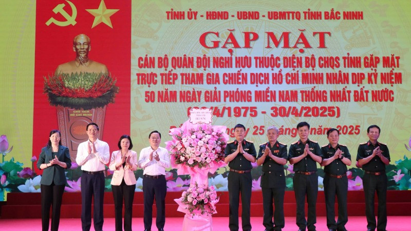 Lãnh đạo tỉnh Bắc Ninh tặng hoa chúc mừng buổi gặp mặt.