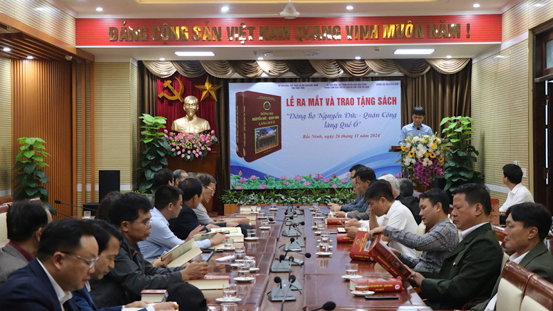 Lễ ra mắt và trao tặng sách "Dòng họ Nguyễn Đức - Quận công làng Quế Ổ".