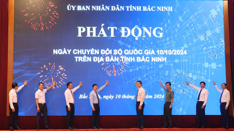 Các đại biểu phát động Ngày Chuyển đổi số quốc gia.