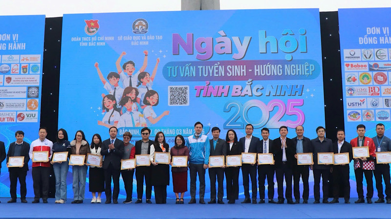 Ban tổ chức trao Chứng nhận tặng các đơn vị đồng hành trong Ngày hội tư vấn tuyển sinh, hướng nghiệp tỉnh Bắc Ninh năm 2025.