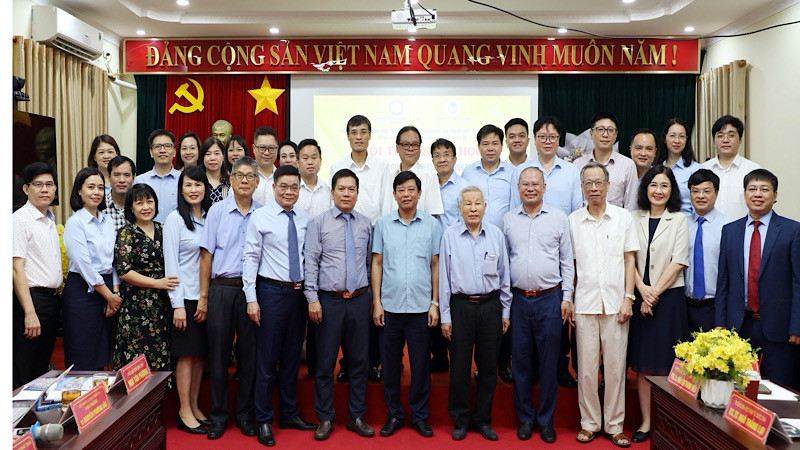 Các đại biểu chụp ảnh kỷ niệm tại hội thảo.