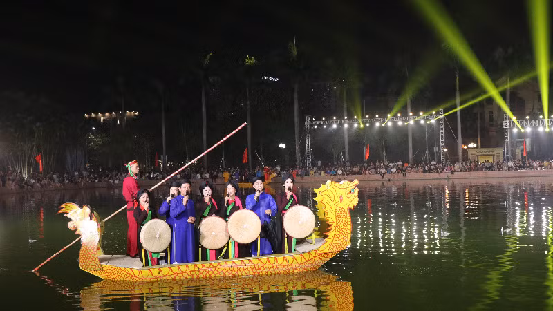 Hát Quan họ trên thuyền là chương trình được người dân Bắc Ninh đón chờ mỗi dịp kỷ niệm các ngày lễ lớn. 