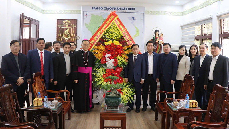Đoàn đại biểu tỉnh Bắc Ninh tới thăm, chúc mừng Tòa Giám mục Bắc Ninh dịp Lễ Giáng sinh 2024.