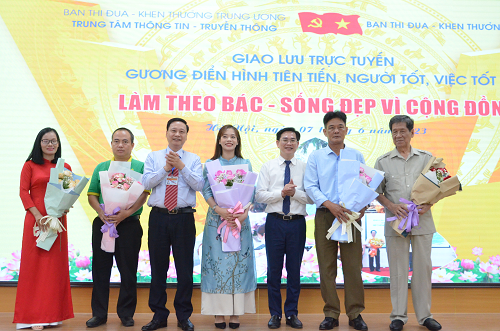 Lãnh đạo Ban Thi đua - Khen thưởng Trung ương tặng hoa chúc mừng các điển hình giao lưu tại chương trình.