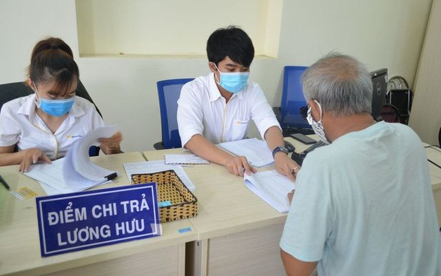 Một điểm chi trả lương hưu tại Hà Nội.