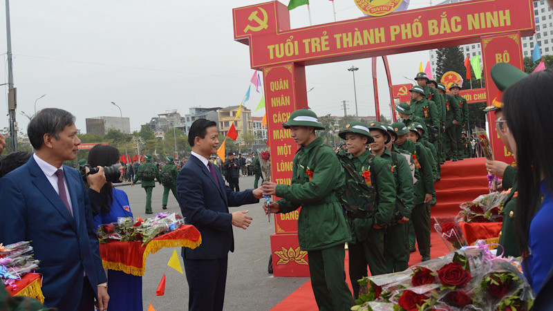 Hàng trăm thanh niên ưu tú của thành phố Bắc Ninh lên đường thực hiện trách nhiệm, nghĩa vụ của tuổi trẻ trong công cuộc xây dựng và bảo vệ Tổ quốc.