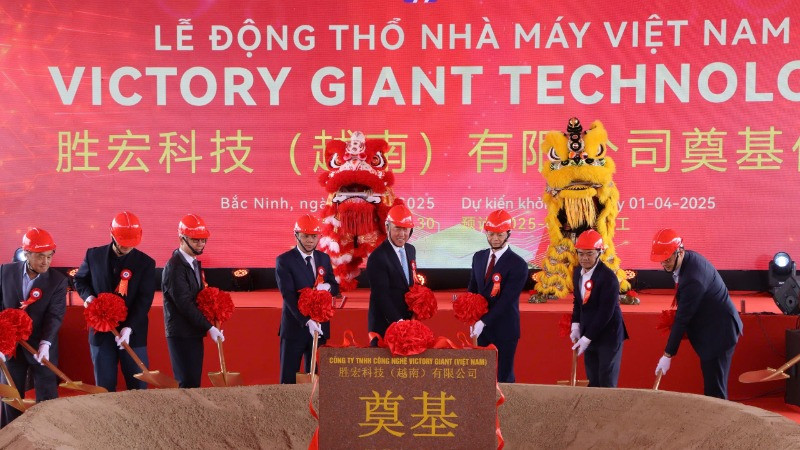 Các đại biểu thực hiện nghi thức động thổ Dự án Nhà máy Victory Giant Technology Việt Nam.