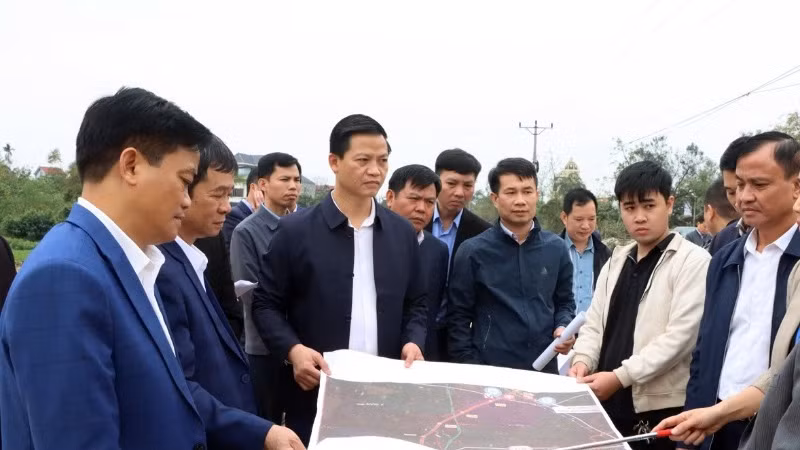 Đồng chí Vương Quốc Tuấn, Chủ tịch Ủy ban nhân dân tỉnh Bắc Ninh (thứ ba từ trái sang) kiểm tra tiến độ dự án tại thị xã Thuận Thành.