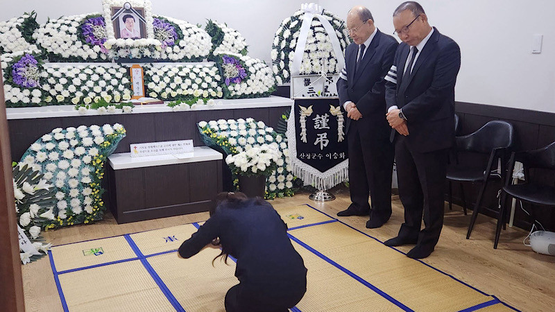 Đại diện Câu lạc bộ bóng đá Bắc Ninh thăm viếng thân mẫu HLV Park Hang-Seo.