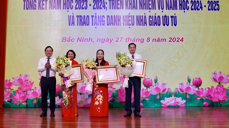 Thừa ủy quyền của Chủ tịch nước, đồng chí Bí thư Tỉnh ủy Bắc Ninh Nguyễn Anh Tuấn chúc mừng, trao danh hiệu Nhà giáo ưu tú tới ba thầy cô được vinh danh.