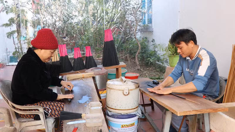 Bà Đào Thị Son cùng con vẫn miệt mài ngày đêm giữ nghề truyền thống của gia đình.