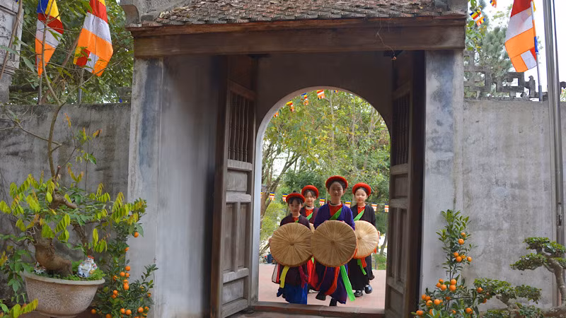 Các liền chị Quan họ nhí đi trẩy hội Xuân.