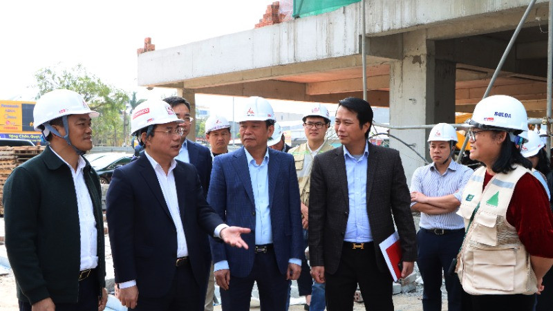 Đoàn công tác của Bộ Xây dựng đi kiểm tra thực tế dự án nhà ở xã hội tại Bắc Ninh.