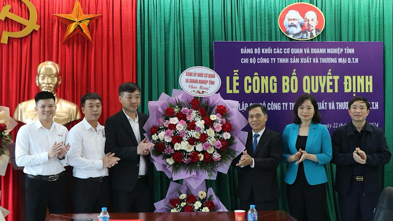 Lãnh đạo Đảng ủy Khối các cơ quan và doanh nghiệp tỉnh tặng hoa chúc mừng Chi bộ Công ty trách nhiệm hữu hạn Sản xuất và Thương mại D.T.H.