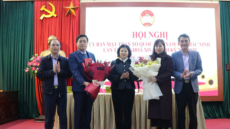 Lãnh đạo tỉnh Bắc Ninh tặng hoa chúc mừng các đại biểu vừa được hội nghị hiệp thương để kiện toàn công tác cán bộ tại Ủy ban Mặt trận Tổ quốc Việt Nam tỉnh.