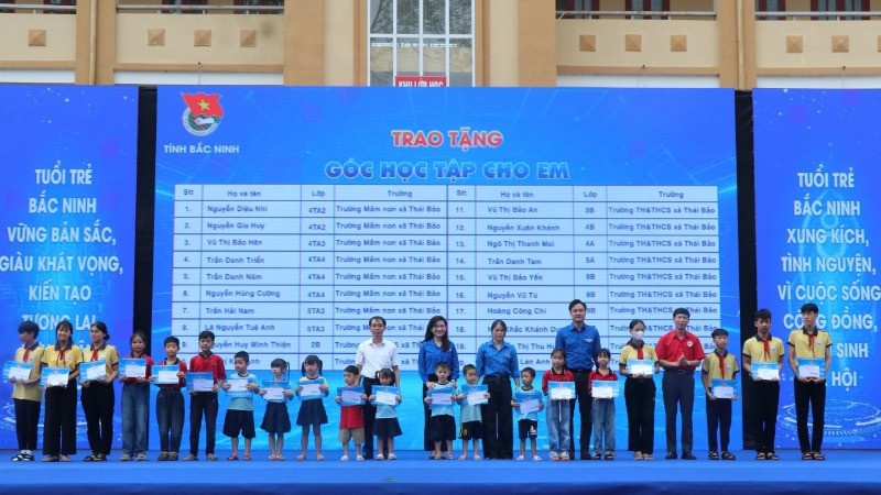 Ban Tổ chức trao "Góc học tập cho em" tặng các em thiếu nhi huyện Gia Bình.