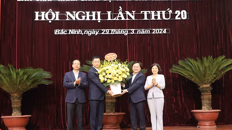 Các đồng chí Thường trực Tỉnh ủy Bắc Ninh tặng hoa chúc mừng đồng chí Trần Huy Phương nhận nhiệm vụ mới.