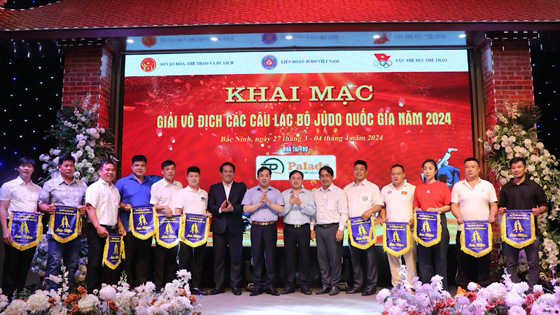 Ban Tổ chức trao Cờ lưu niệm tặng các Câu lạc bộ tham dự.