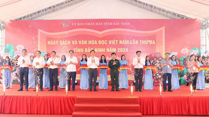 Các đại biểu cắt băng Khai mạc Ngày Sách và Văn hóa đọc Việt Nam lần thứ 3 tỉnh Bắc Ninh năm 2024.