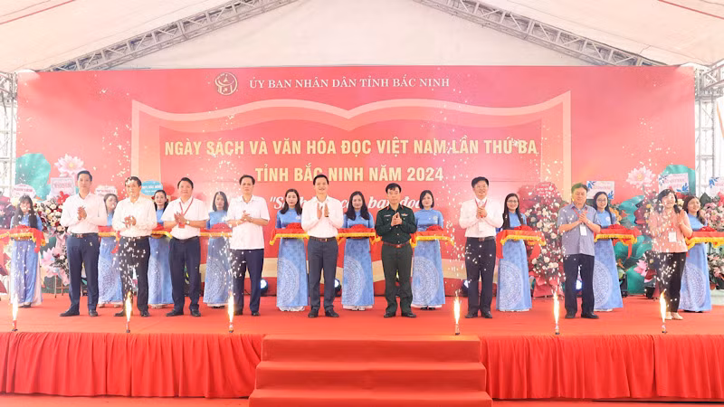 Các đại biểu cắt băng Khai mạc Ngày Sách và Văn hóa đọc Việt Nam lần thứ 3 tỉnh Bắc Ninh năm 2024.