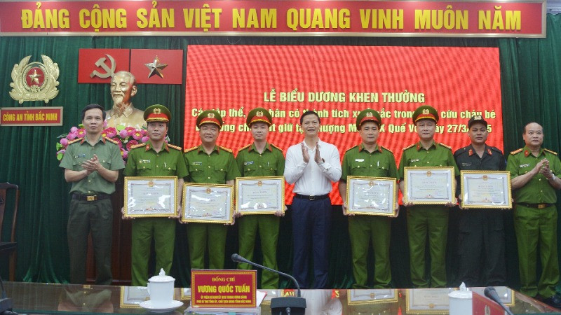 Chủ tịch Ủy ban nhân dân tỉnh Bắc Ninh Vương Quốc Tuấn trao bằng khen tặng các tập thể, cá nhân đã có thành tích xuất sắc giải cứu cháu bé bị khống chế, bắt giữ thành công. 