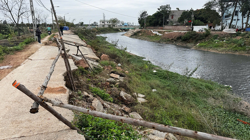 Tình hình sạt lở tại dự án cải tạo kênh tiêu Tào Khê gây khó khăn cho người dân trong di chuyển.