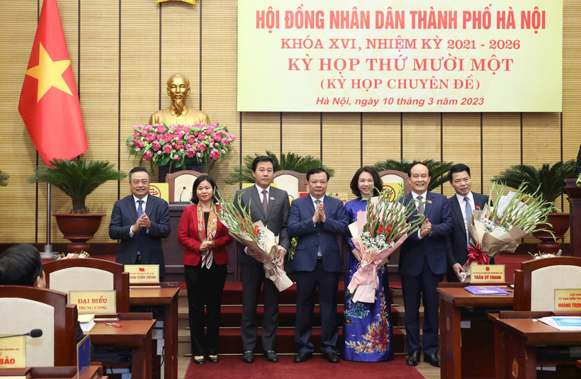 Lãnh đạo Thành ủy, Hội đồng nhân dân, Ủy ban nhân dân thành phố tặng hoa chúc mừng các đồng chí vừa được bầu giữ cương vị mới. ( Ảnh: Duy Linh) 