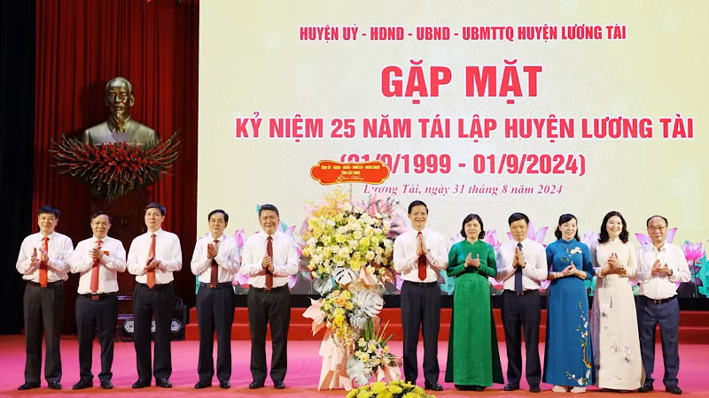 Các đồng chí lãnh đạo tỉnh Bắc Ninh tặng hoa chúc mừng huyện Lương Tài.