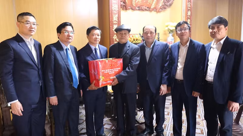 Lãnh đạo tỉnh Bắc Ninh và huyện Yên Phong thăm, tặng quà gia đình chính sách, người cao tuổi trên địa bàn huyện.