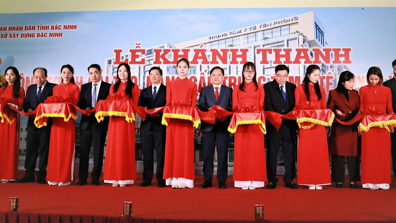 Các đại biểu cắt băng khánh thành Khối nhà 9 tầng và các hệ thống kỹ thuật Trung tâm y tế huyện Yên Phong thuộc dự án Đầu tư xây dựng cải tạo, nâng cấp Trung tâm y tế huyện Yên Phong.