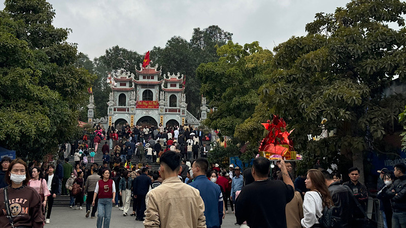 Đông đảo người dân và du khách đến lễ Đền Bà Chúa Kho dịp đầu năm.