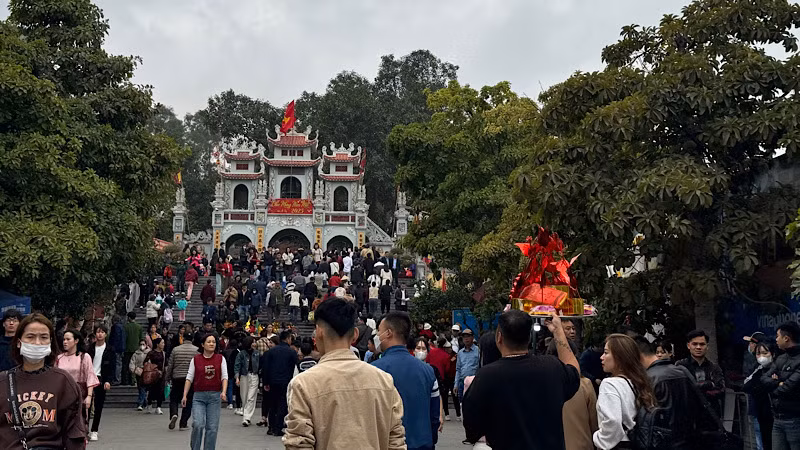 Đông đảo người dân và du khách đến lễ Đền Bà Chúa Kho dịp đầu năm.