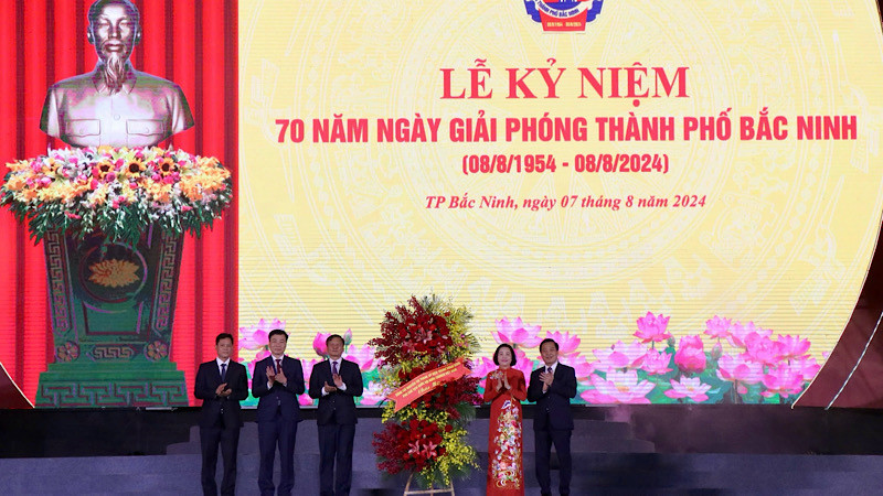 Phó Chủ tịch Quốc hội tặng hoa chúc mừng kỷ niệm 70 năm ngày Giải phóng thành phố Bắc Ninh.