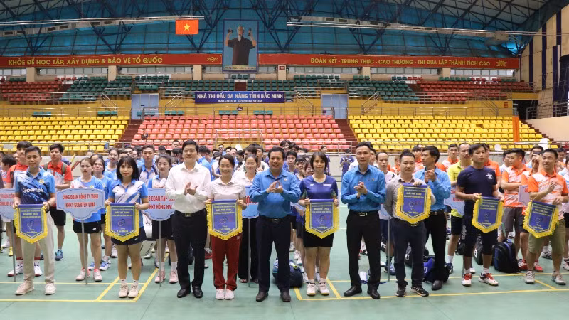 Ban tổ chức trao cờ lưu niệm tặng các đoàn vận động viên.