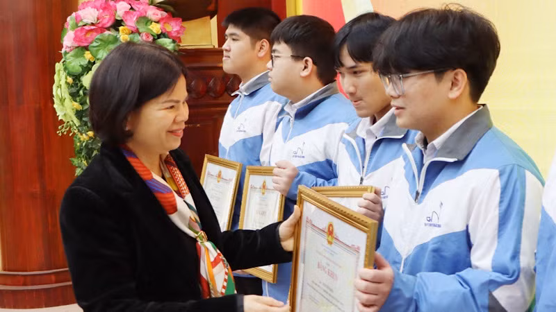 Chủ tịch Ủy ban nhân dân tỉnh Bắc Ninh trao bằng khen tặng các em học sinh có thành tích xuất sắc.