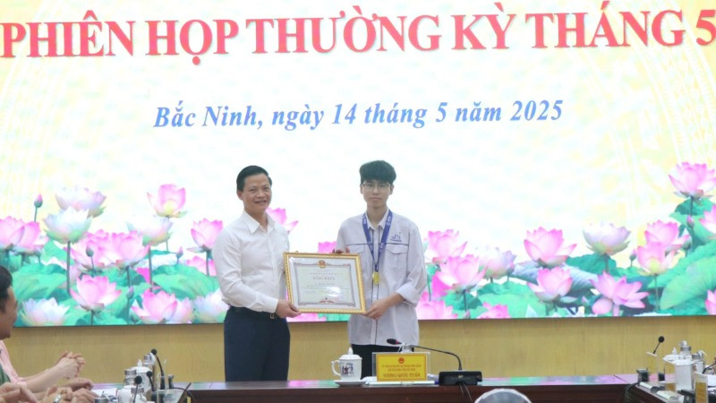 Chủ tịch Ủy ban nhân dân tỉnh Bắc Ninh Vương Quốc Tuấn trao Bằng khen tặng em Nguyễn Công Vinh, đoạt Huy chương Vàng tại cuộc thi Olympic Vật lý châu Á (APhO) năm 2025.