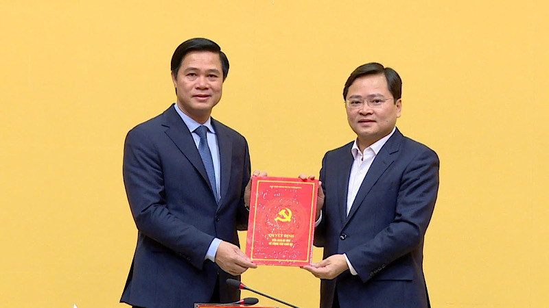 Đồng chí Bí thư Tỉnh ủy Bắc Ninh Nguyễn Anh Tuấn trao Quyết định của Ban Bí thư chuẩn y đồng chí Lê Xuân Lợi, Tỉnh ủy viên, Phó Chủ tịch Ủy ban nhân dân tỉnh tham gia Ban Thường vụ Tỉnh ủy, nhiệm kỳ 2020-2025.