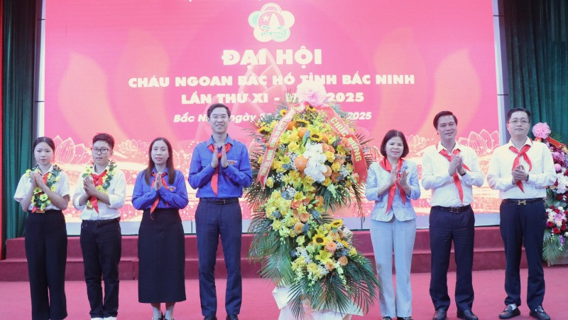 Lãnh đạo tỉnh Bắc Ninh tặng hoa chúc mừng Đại hội.