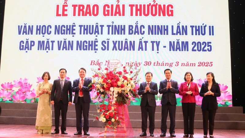 Các đồng chí lãnh đạo tỉnh Bắc Ninh tặng hoa chúc mừng Hội Văn học nghệ thuật tỉnh.