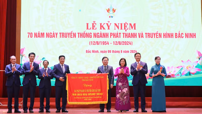 Các đồng chí lãnh đạo tỉnh trao bức trướng tặng Đài Phát thanh và Truyền hình tỉnh Bắc Ninh.