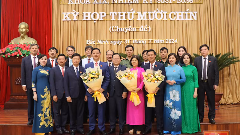 Lãnh đạo tỉnh Bắc Ninh tặng hoa chúc mừng các đồng chí vừa được Hội đồng nhân dân tín nhiệm bầu giữ chức vụ mới.