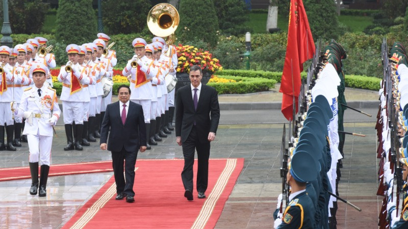 Thủ tướng Phạm Minh Chính và Thủ tướng Tây Ban Nha Pedro Sánchez duyệt Đội danh dự Quân đội nhân dân Việt Nam. 