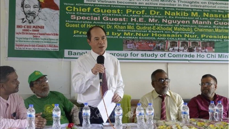 Đại sứ Việt Nam tại Bangladesh Nguyễn Mạnh Cường phát biểu tại tọa đàm. (Ảnh: TTXVN)