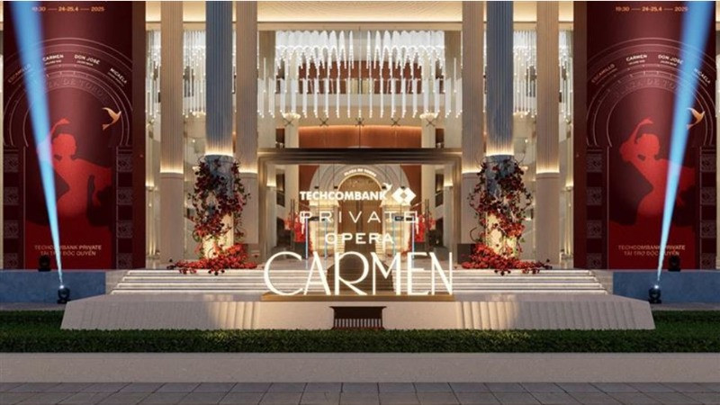 Khách mời bước vào “không gian Carmen” ngay từ sảnh nhà hát.