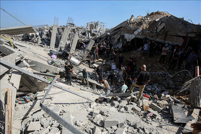 Những ngôi nhà bị phá hủy trong cuộc không kích của Israel xuống trại tị nạn Jabalia, phía Bắc Dải Gaza, ngày 16/5/2025. (Ảnh: THX/TTXVN)